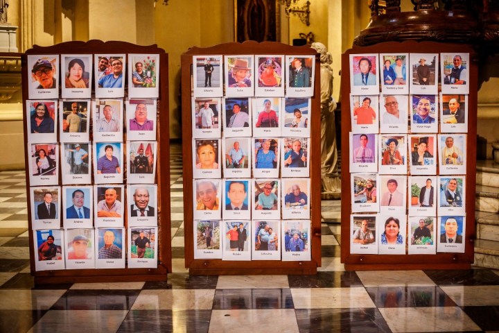 صورة مؤلمة، ٦٥٠٠ مؤمن من هذه الرعيّة ضحايا كورونا وهذه صورهم في الكنيسة WEB-ARZOBISPADO-LIMA-PERU-CATHEDRAL-COVID-24-Arzobispado-de-Lima