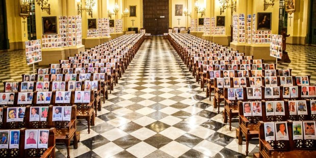 صورة مؤلمة، ٦٥٠٠ مؤمن من هذه الرعيّة ضحايا كورونا وهذه صورهم في الكنيسة WEB3-ARZOBISPADO-LIMA-PERU-CATHEDRAL-COVID-04-Arzobispado-de-Lima